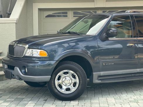 Used 2001 Lincoln Navigator 4WD image 2