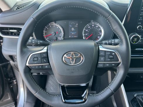 Used 2021 Toyota Highlander LE image 10