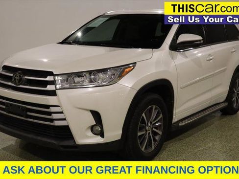 Used 2017 Toyota Highlander XLE image 3