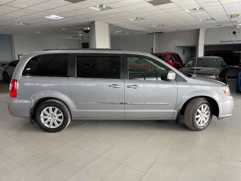Used 2014 Chrysler Town & Country Touring image 10