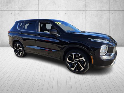 Used 2024 Mitsubishi Outlander SE image 1