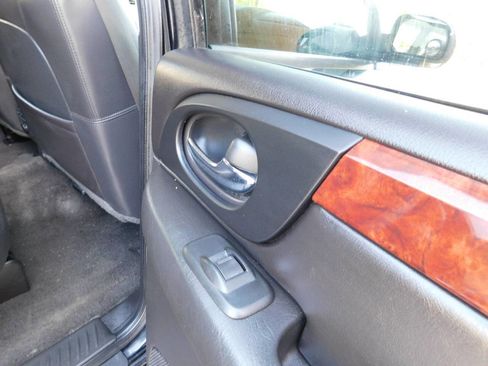 Used 2009 GMC Envoy Denali w/ Sun And 6-Disc Cd Package image 26