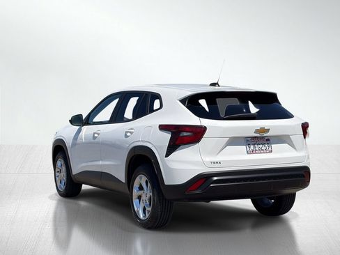 Used 2024 Chevrolet Trax LS w/ LS Convenience Package FWD image 4