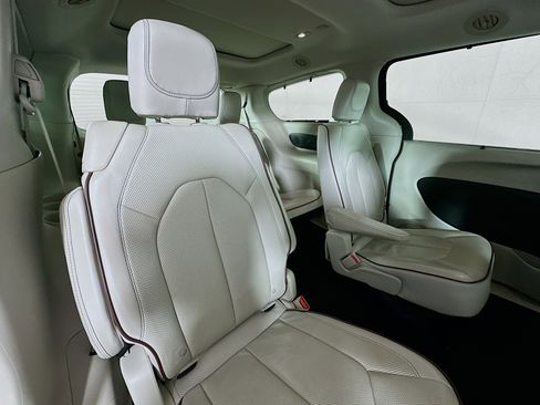 Used 2017 Chrysler Pacifica Limited w/ Advanced Safetytec Group image 28