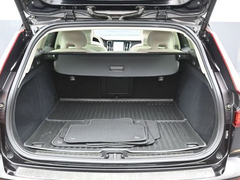 Used 2025 Volvo V60 B5 Cross Country Plus AWD/4WD image 14
