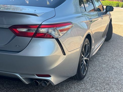 Used 2019 Toyota Camry SE FWD image 3