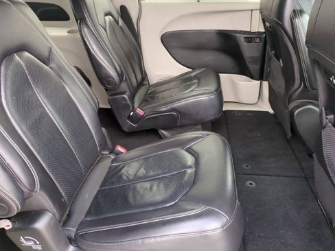 Used 2022 Chrysler Pacifica Touring-L image 20