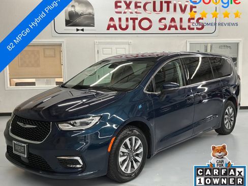 Used 2023 Chrysler Pacifica Touring-L FWD image 1