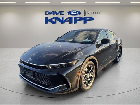 Used 2023 Toyota Crown XLE image 5