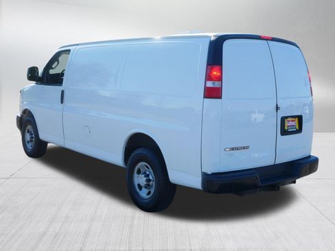Used 2017 Chevrolet Express 2500 RWD image 5