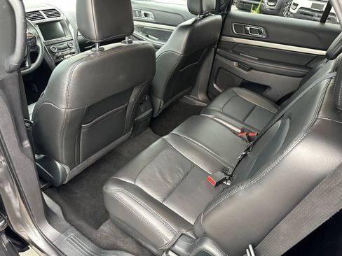 Used 2018 Ford Explorer XLT w/ Equipment Group 202A FWD image 21