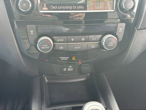 Used 2018 Nissan Rogue SV w/ Premium Package image 15