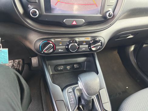 Used 2022 Kia Soul LX FWD image 16