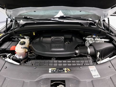 Used 2022 Jeep Grand Cherokee Overland w/ Luxury Tech Group IV image 18