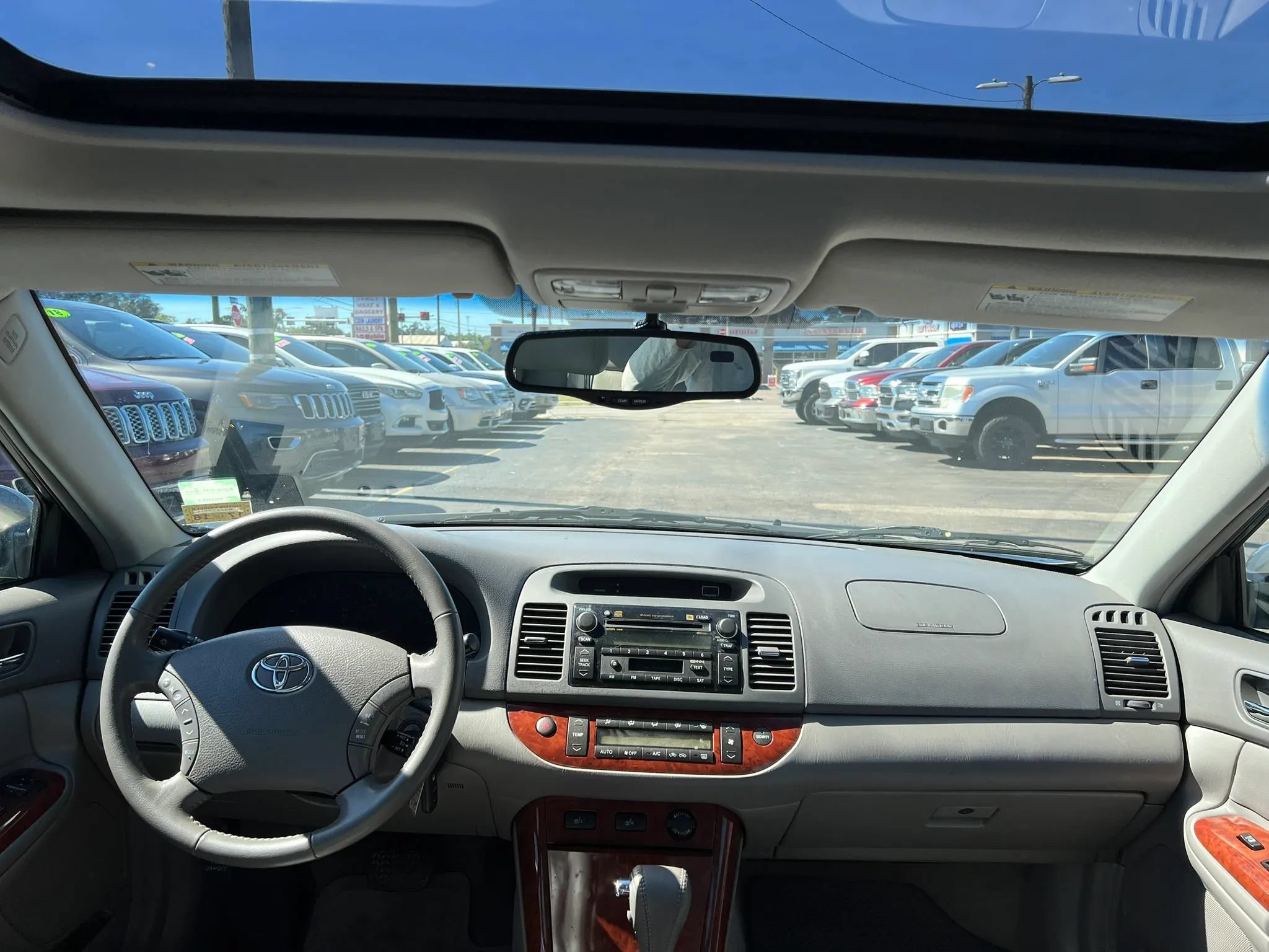 Used 2005 Toyota Camry XLE w/ VSC & Side Airbag Pkg FWD image 11