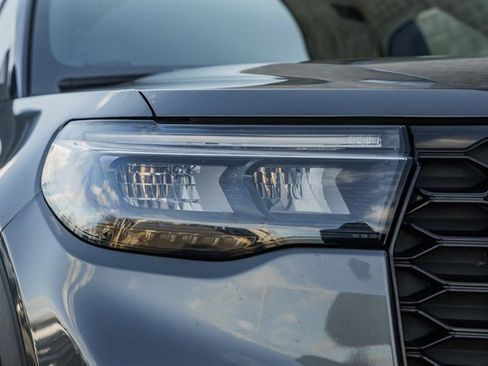 Used 2025 Ford Explorer ST-Line w/ ST-Line Street Pack image 18