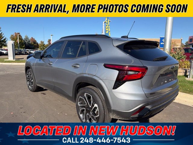 Used 2026 Chevrolet Trax RS w/ Sunroof Package FWD image 2