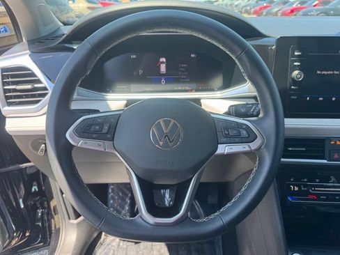 Used 2025 Volkswagen Taos SE FWD image 12