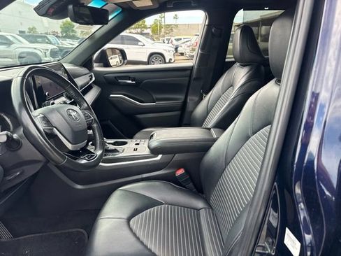 Used 2024 Toyota Highlander XSE FWD image 9