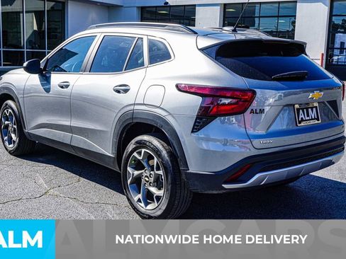 Used 2025 Chevrolet Trax LT w/ LT Convenience Package image 5