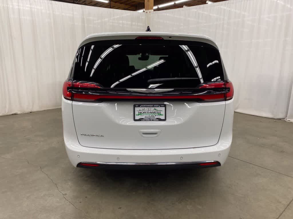 Used 2024 Chrysler Pacifica Touring-L FWD image 5