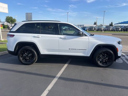 Used 2024 Jeep Grand Cherokee Altitude RWD image 13