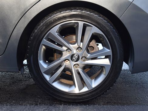 Used 2017 Hyundai Elantra Limited w/ Limited Tech Package 04 image 40