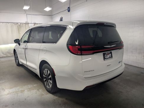 Used 2023 Chrysler Pacifica Limited w/ Uconnect Theater Family Group FWD image 9