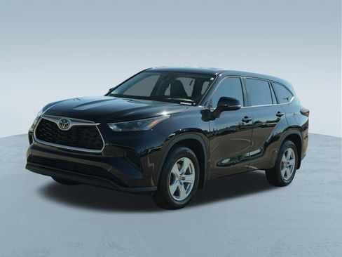 Used 2023 Toyota Highlander L FWD image 3