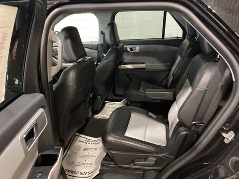 Used 2023 Ford Explorer XLT w/ Equipment Group 202A AWD/4WD image 17