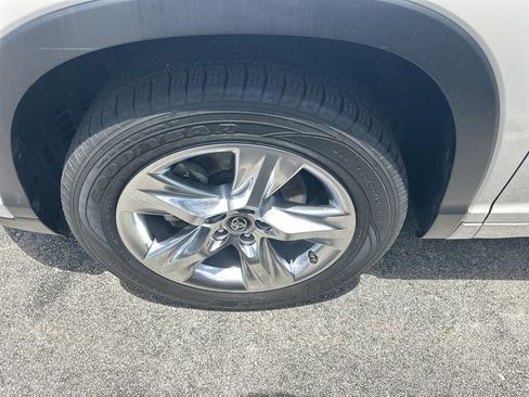 Used 2019 Toyota Highlander Limited FWD image 4