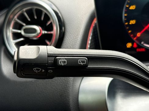 Used 2021 Mercedes-Benz GLB 250 4MATIC image 30