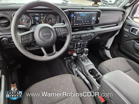 Used 2025 Jeep Gladiator Mojave w/ Convenience Group AWD/4WD image 9