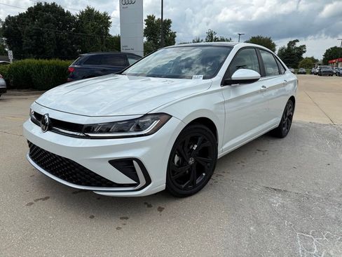 New 2025 Volkswagen Jetta SE image 3