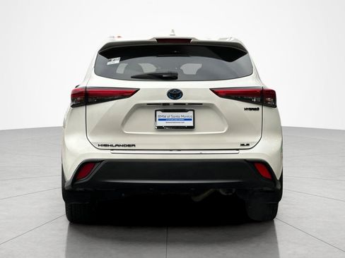 Used 2021 Toyota Highlander XLE AWD/4WD image 4