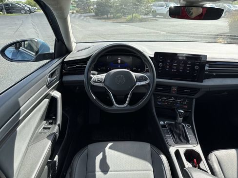 Used 2025 Volkswagen Jetta SE FWD image 15