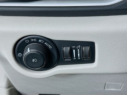 Used 2024 Chrysler Pacifica Touring-L image 16