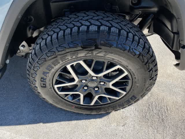 New 2027 Jeep Wrangler Unlimited Sahara w/ Whitecap Package AWD/4WD image 13