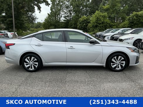 Used 2024 Nissan Altima 2.5 S FWD image 6