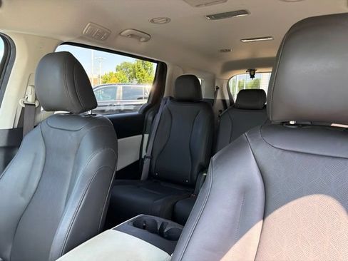 Used 2024 Kia Carnival LX FWD image 13