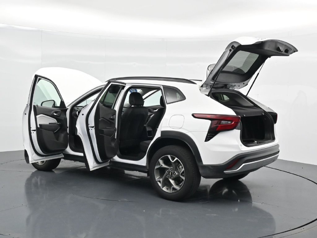 Used 2025 Chevrolet Trax LT FWD image 42