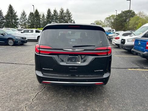 Used 2023 Chrysler Pacifica Limited FWD image 3