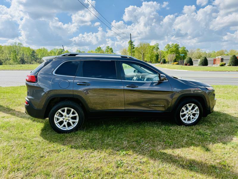 Used 2017 Jeep Cherokee Latitude w/ Safety/Convenience Group FWD image 5