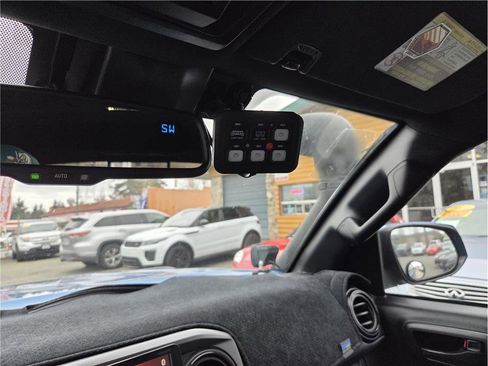 Used 2018 Toyota Tacoma TRD Off-Road w/ Technology Package image 20