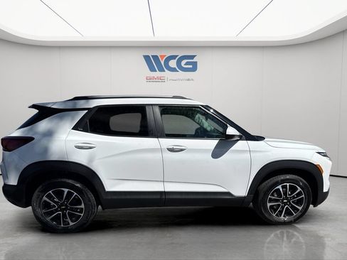 Used 2025 Chevrolet TrailBlazer LT AWD/4WD image 2