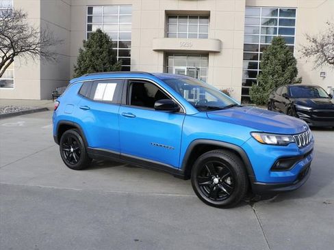Used 2022 Jeep Compass Latitude image 1