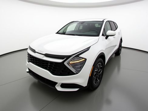 Used 2025 Kia Sportage LX image 3