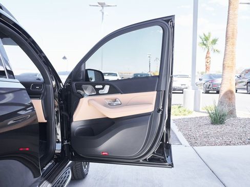 Used 2025 Mercedes-Benz GLS 580 4MATIC image 11