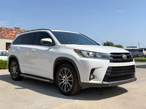 Used 2017 Toyota Highlander XLE FWD image 1