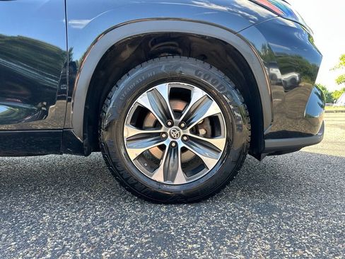 Used 2024 Toyota Highlander XLE FWD image 19